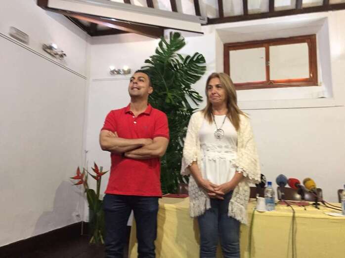 Agustín Déniz (i) y Soledad Hernández (d), este viernes en el  Círculo Cultural (Foto TA)